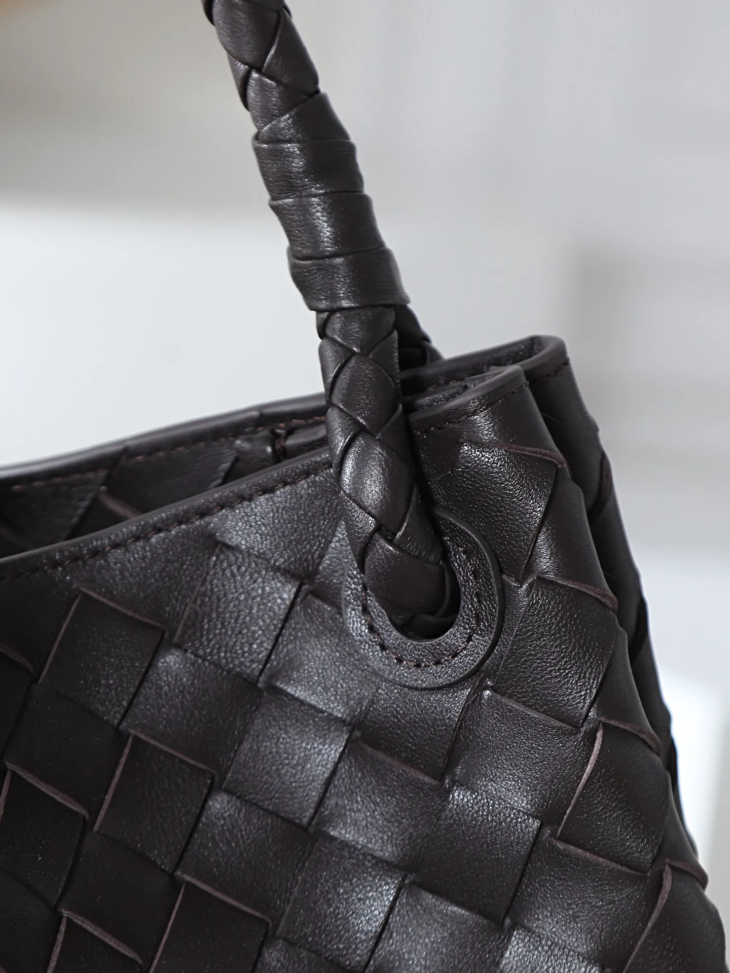Batch 3300. The 24th early autumn new model Andiamo Parachute is made of a whole piece of woven leather. It is processed with folding stitching at the four corners # Craftsmanship and creativity. Large size is atmospheric and practical. One of the must-selects for BV. Large space, can hold a computer, shoulder straps are thick, and the upper shoulder is very comfortable. Large parachute upper body real photo can be carried on the back. The upper body is versatile and cute☺️ Style number: 796571 Size: 30*26*20cm